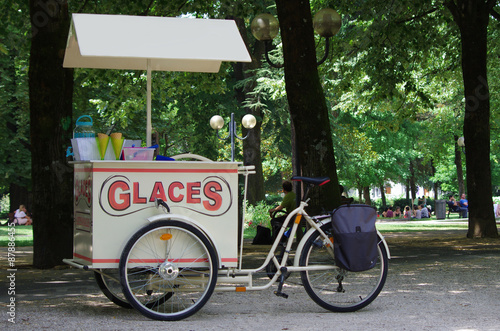 marchand de glaces - vélo triporteur photo
