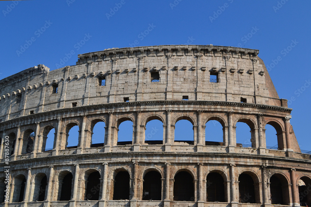 Colosseum vor blauem Himmel
