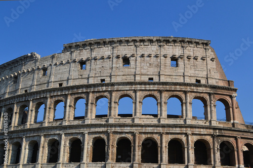 Colosseum vor blauem Himmel