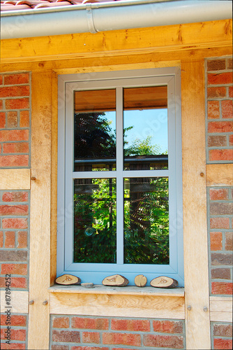 Farbiges Fenster im Fachwerkhaus - Neubau