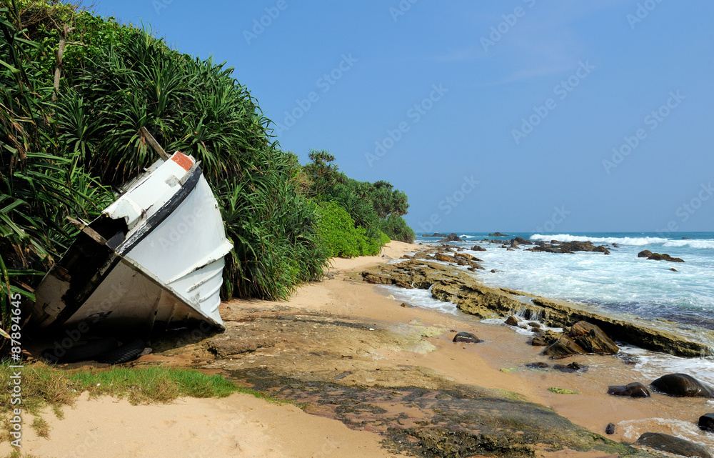 Naklejka premium Old yacht stranded on a beach