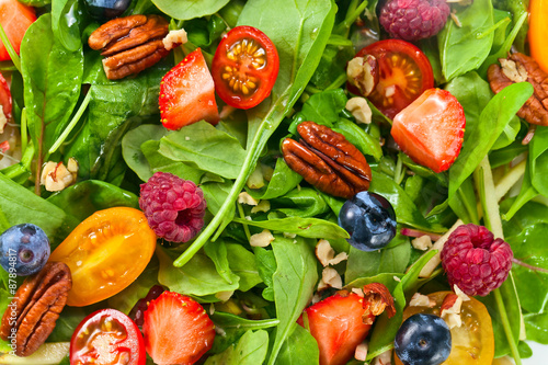 Fotografia vegan salad with berries and nuts