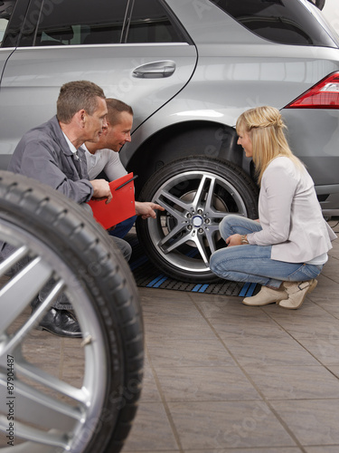 Consultation in a garage