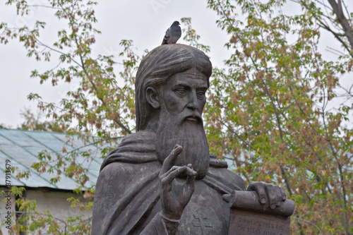 Памятник Сергию Радонежскому с голубем на голове.