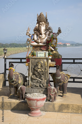 Скульптура Ганеши на фоне реки Руак. Золотой Треугольник, Таиланд