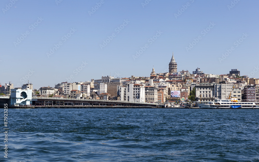 Стамбул, Турция. Вид на Галатский мост и Галатскую башню.