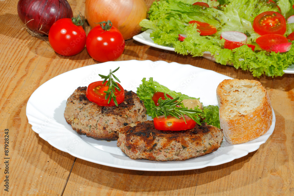 Gegrillte Hacksteaks, Würzsaucen, Ciabatta, Brot, Teller Gegrillte Hacksteaks, Würzsaucen, Ciabatta, Brot, Teller
