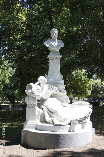 Statue de Maupassant au Parc Monceau à Paris photo