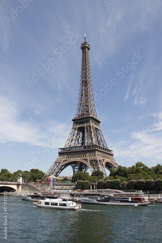 Tour Eiffel et la Seine à Paris © Atlantis