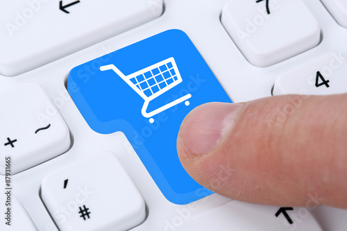 Online Shopping bestellen und einkaufen im Internet am Computer photo