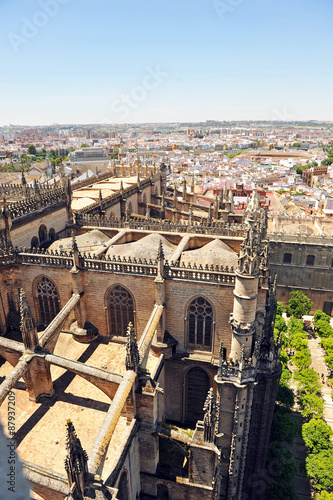 Vista panorámica de Sevilla desde la Giralda con las cubiertas de la catedral en primer plano