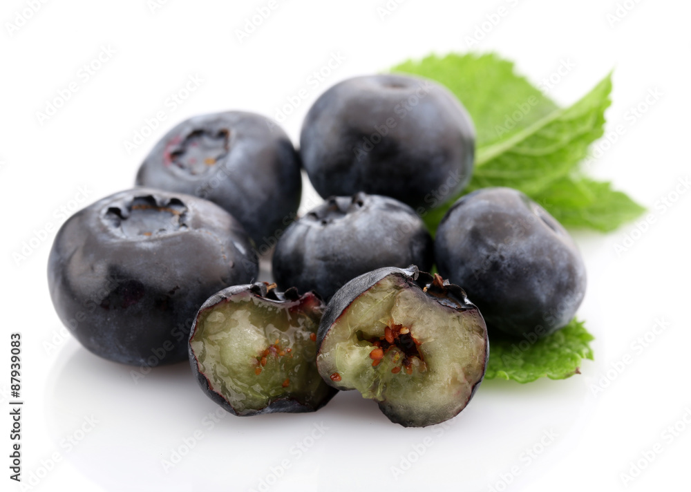 Obraz premium Fresh blueberries isolated on white
