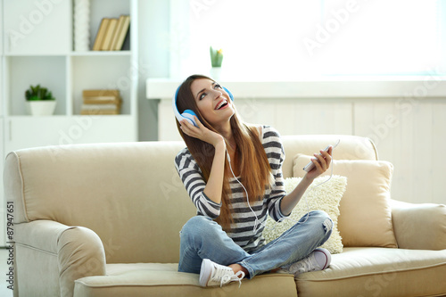Woman listening music in he...