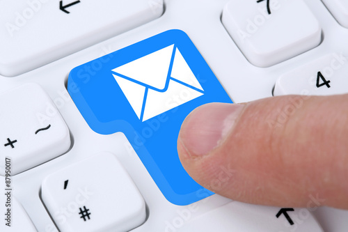E-Mail Email Nachricht Message Brief senden auf Computer