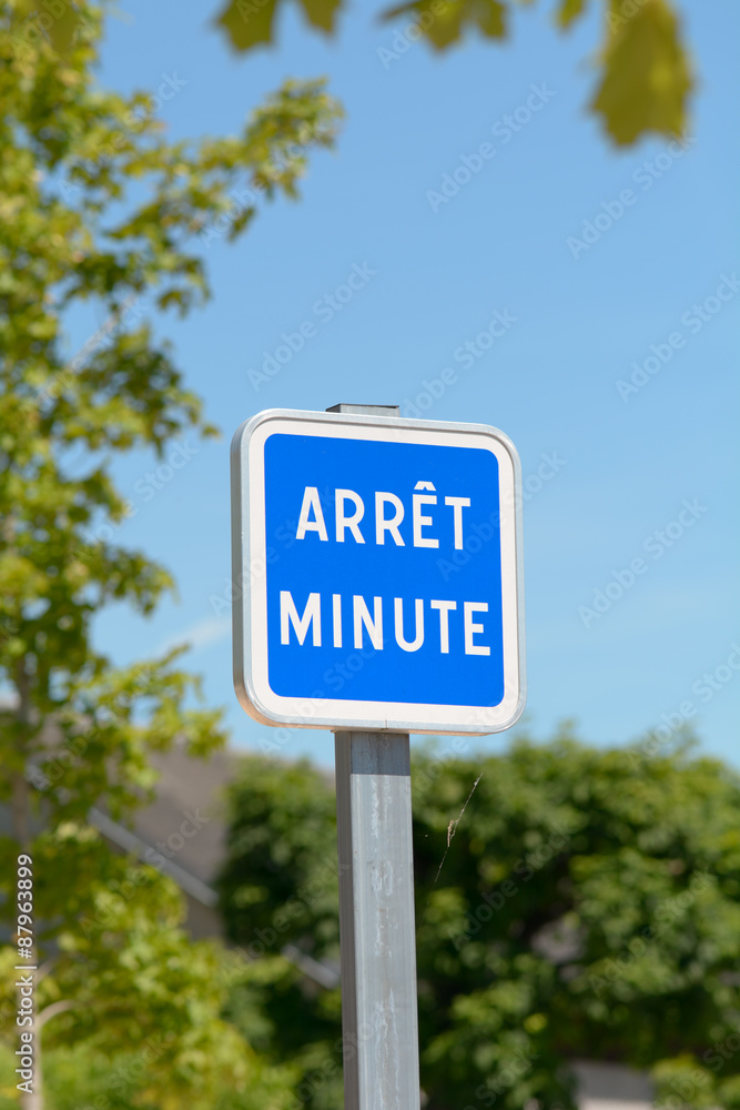 Arrêt Minute sign - One minute stop sign for cars at train station