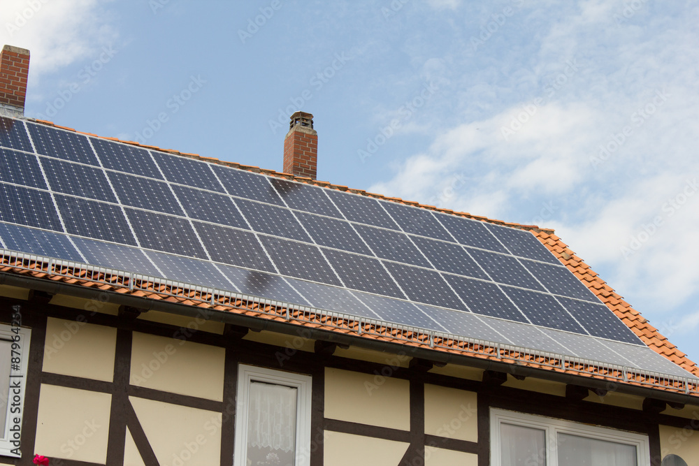 Fototapeta premium Fachwerkhaus mit mordernen Solarzellen