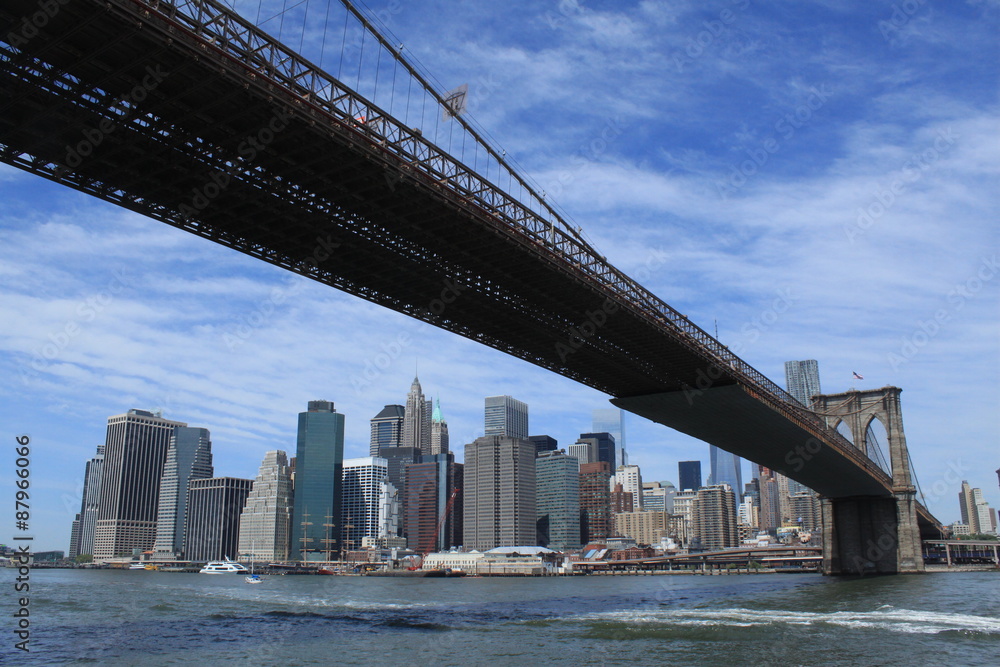 Durchfahrt unter der Brooklyn Bridge vor der Skyline von Lower Manhattan