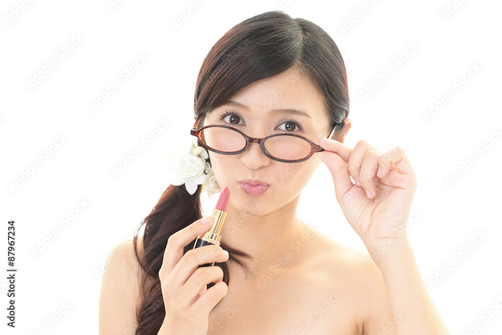 メイクアップをする女性 メイクアップをする女性