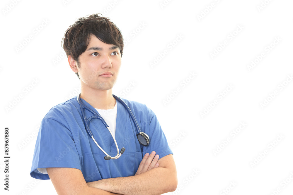 真剣な表情の医師