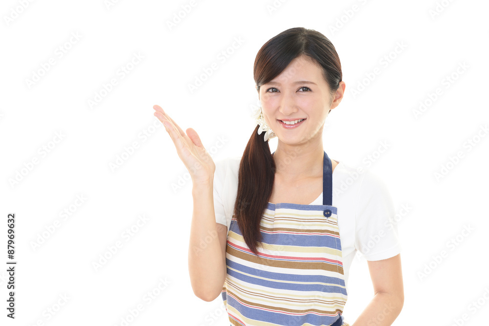エプロンを着た笑顔の女性 エプロンを着た笑顔の女性