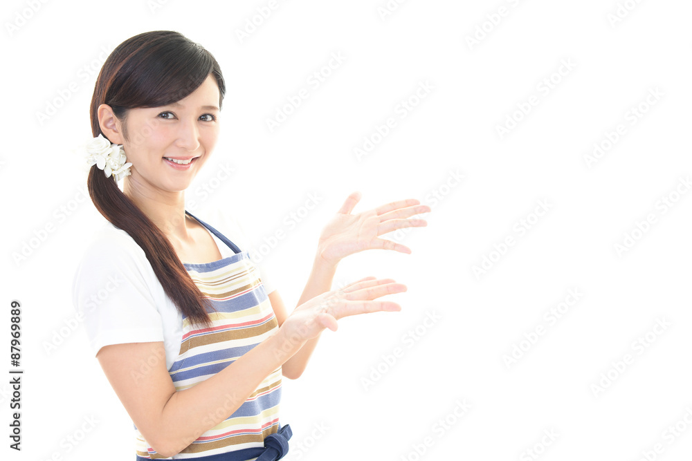 エプロンを着た笑顔の女性