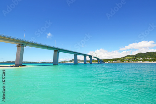 沖縄の美しい海と橋