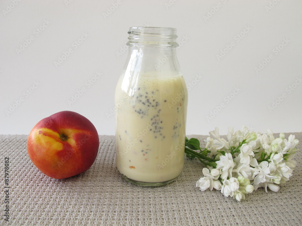 Joghurt-Smoothie mit Nektarine und Chiasamen in der Flasche Joghurt-Smoothie mit Nektarine und Chiasamen in der Flasche