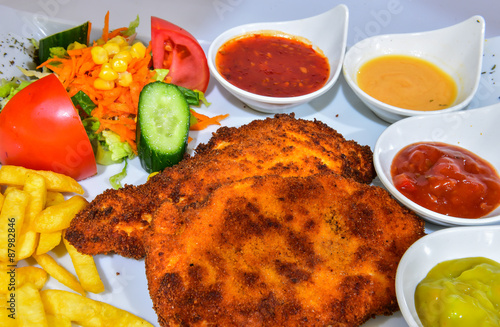 schnitzel tavuklu soslu özel tabak servis photo