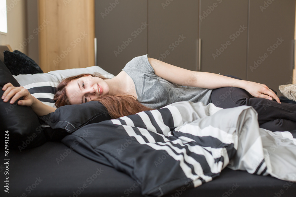 Junge Dame mit rotem Haar auf Federkern Bett in Jugend / Wohn / Schlafzimmer Junge Dame mit rotem Haar auf Federkern Bett in Jugend / Wohn / Schlafzimmer