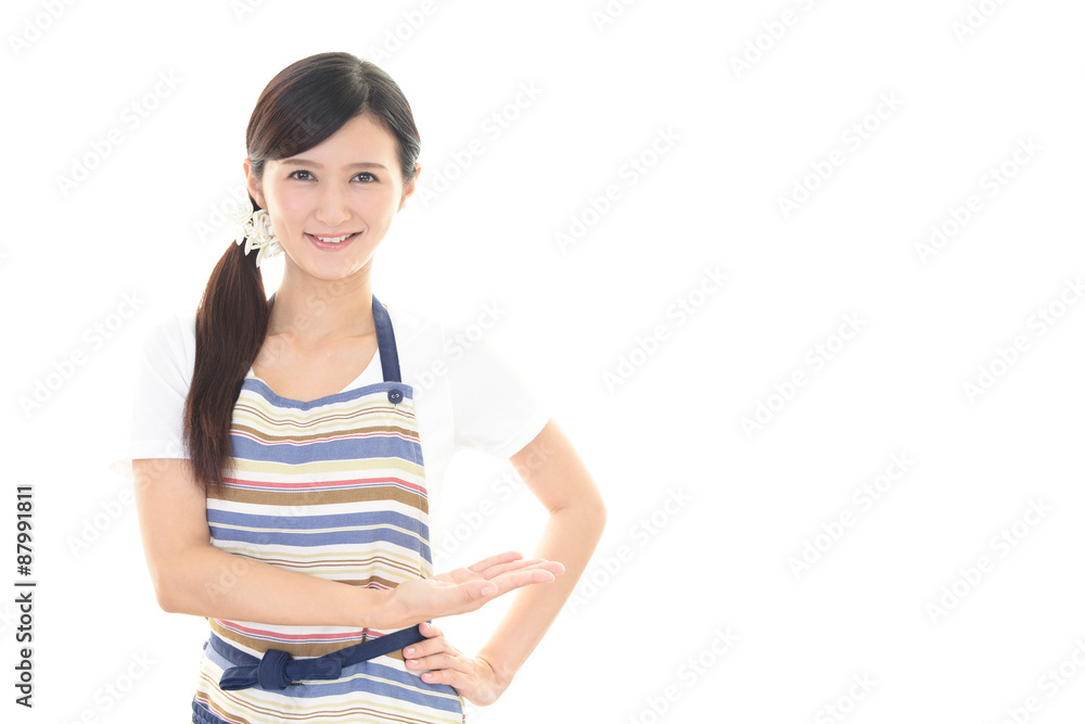 エプロンを着た笑顔の女性