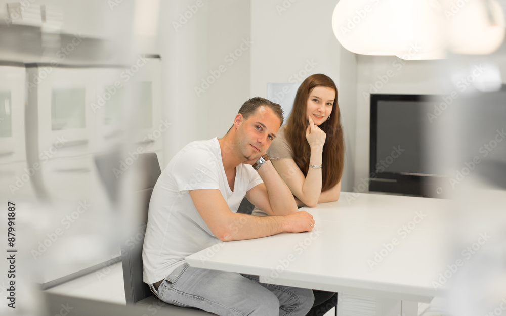 Junges Paar in weißem Wohnzimmer privat Junges Paar in weißem Wohnzimmer privat