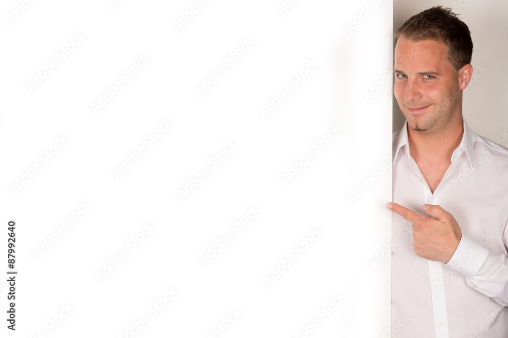 Person hält Schild und zeigt drauf - mit Platz für Text / Werbung / Markenname Person hält Schild und zeigt drauf - mit Platz für Text / Werbung / Markenname