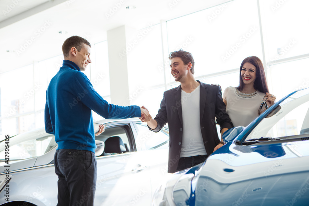 Obraz premium Young couple buys a car