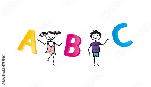 back to school - zwei fröhliche Kinder mit Buchstaben - Schulbeginn, Schulanfang - Mädchen und Junge lernen lesen - ABC
