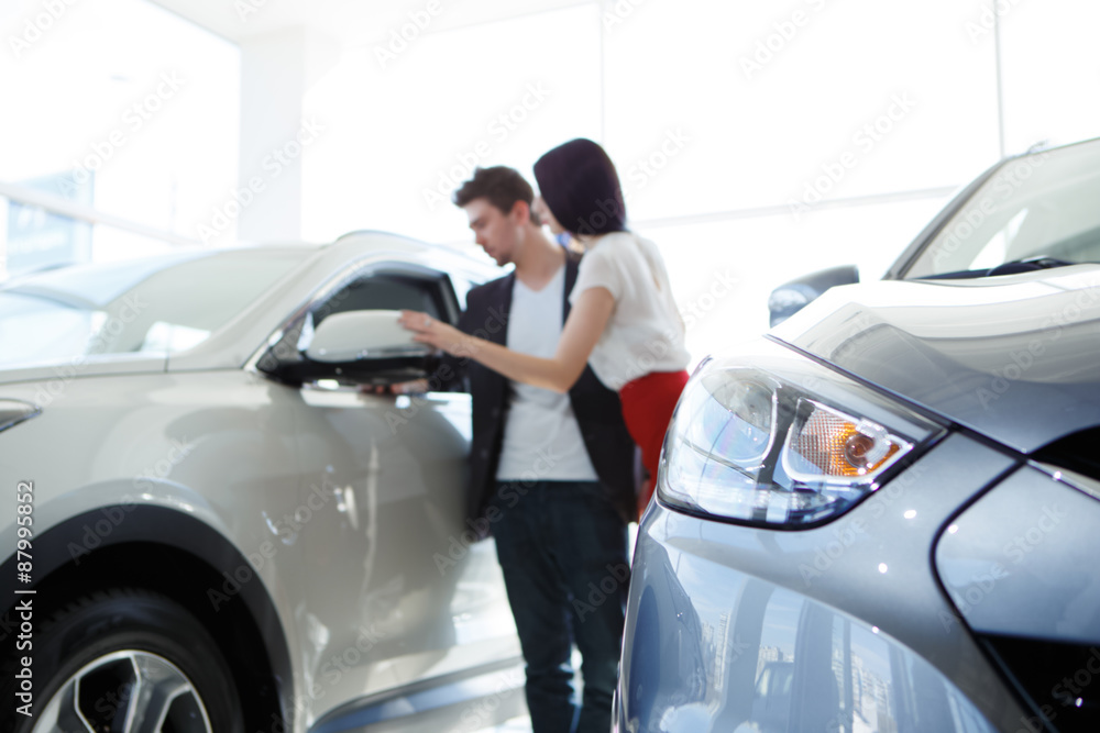 couple chooses the car