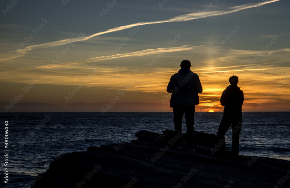 pareja en la costa de Tarifa al atardecer, España
