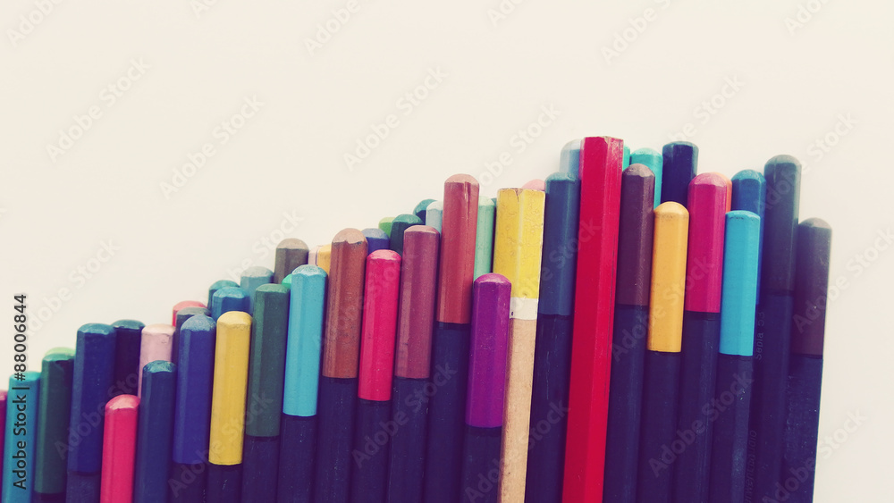 Lápices de Colores sobre fondo Blanco Lápices de Colores sobre fondo Blanco