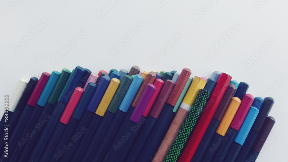 Lápices de Colores sobre fondo Blanco Lápices de Colores sobre fondo Blanco