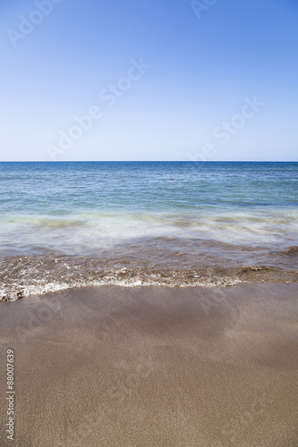 playa con arena mar  cielo y horizonte   © tingitania