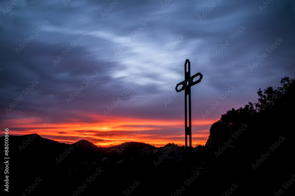 Atardecer sobre el monte de la cruz Juanar en el municipio de Ojén, Málaga