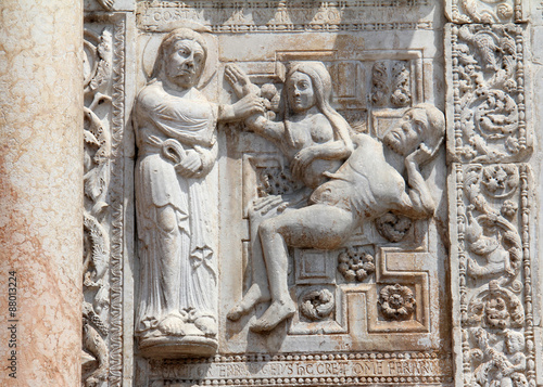 Fotografie la creazione di Eva; altorilievo; Basilica di S. Zeno, Verona