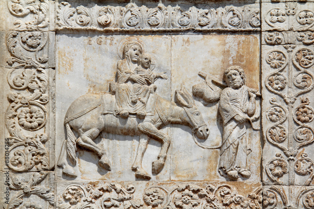 fuga in Egitto; altorilievo; Basilica di S. Zeno, Verona