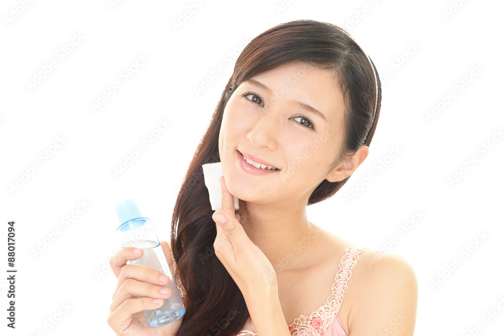 スキンケアをする女性
