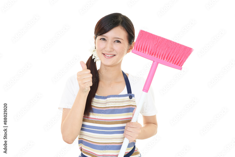 お掃除をする女性