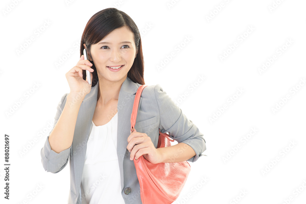 スマートフォンで会話中の女性 スマートフォンで会話中の女性