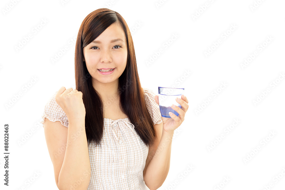 お水を飲む女性 お水を飲む女性