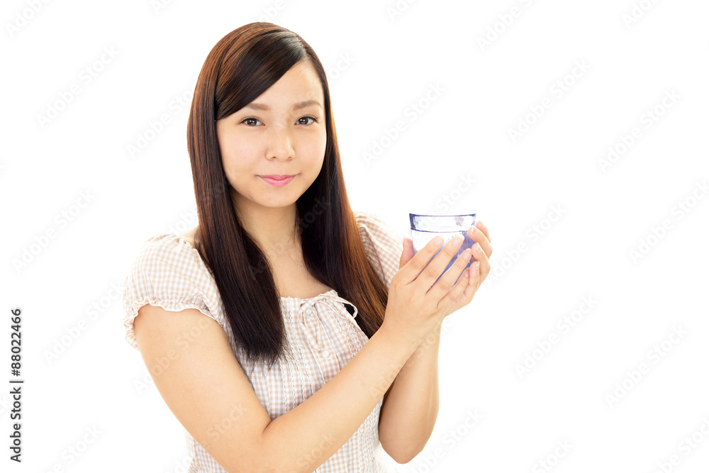 お水を飲む女性 お水を飲む女性