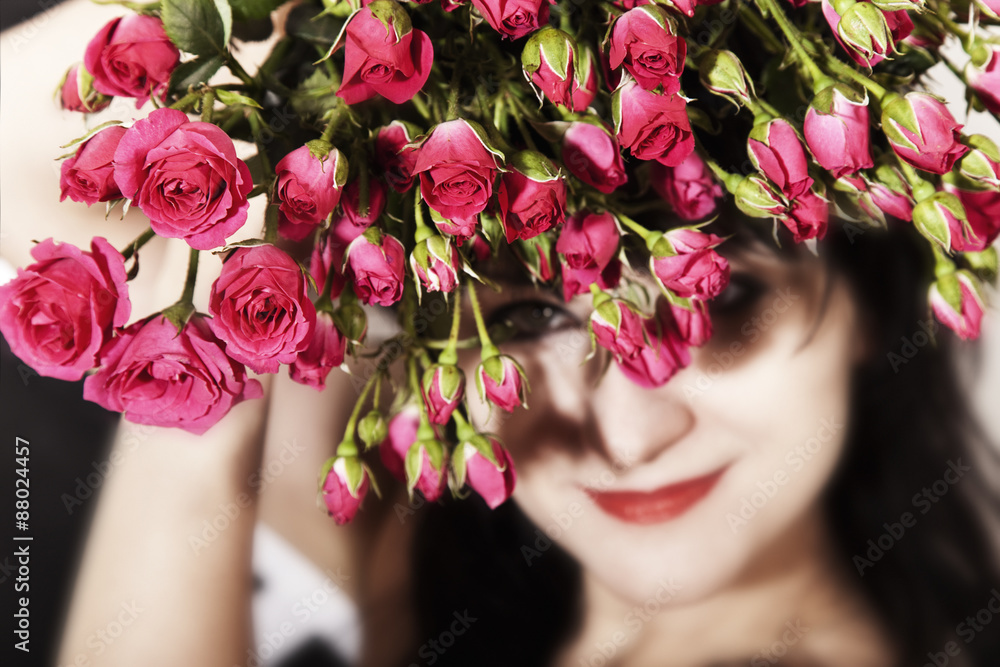 Obraz premium brunette woman with a bouquet of pink roses