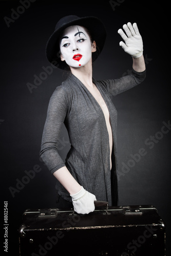 Obraz na płótnie woman mime in hat with suitcase