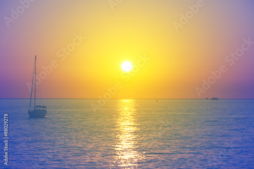 Jacht beim Sonnenuntergang © Thaut Images